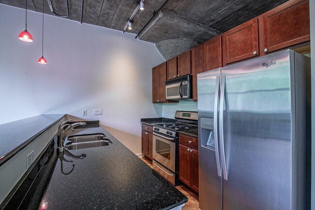 Building Photo - 1071 W 15th St