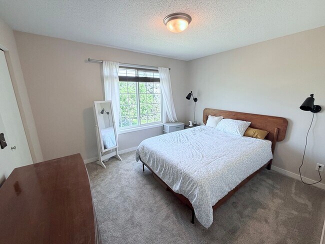 Building Photo - Modern 2-Bedroom Townhome in Apple Valley with Private Patio!!