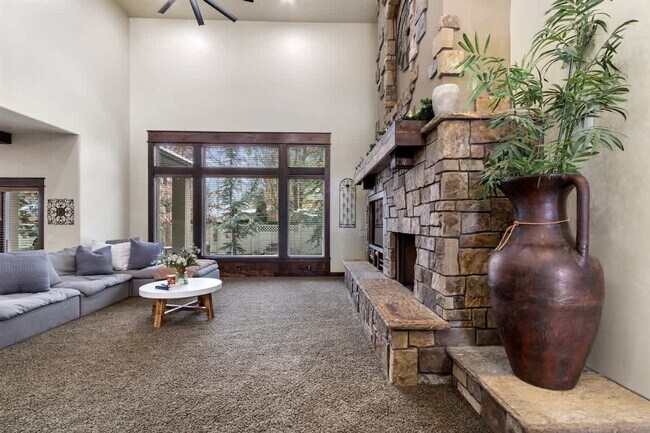 Building Photo - 5605 N Morpheus Pl