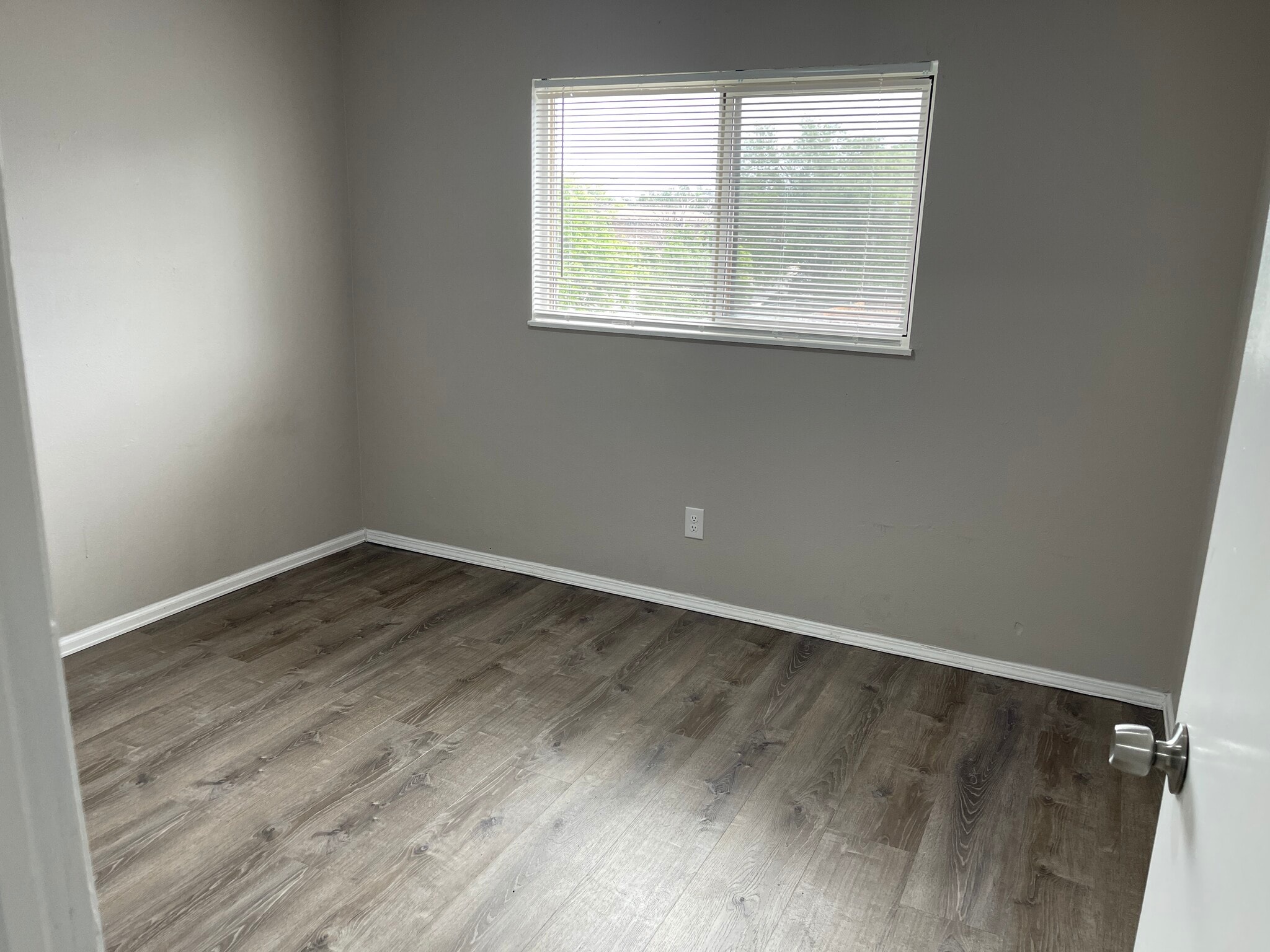 Building Photo - 1002 Mazatlan Cir