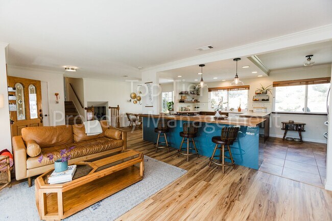 Building Photo - Beautifully Upgraded 3 Bed / 2 Bath Home –...