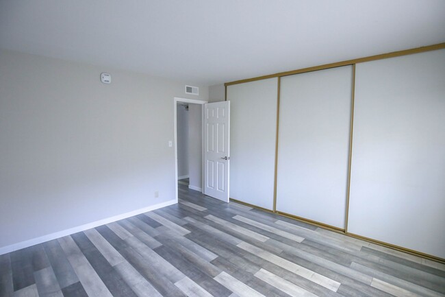 Building Photo - San Ramon Gardens Condo - 2 Bed and 1 Bath...