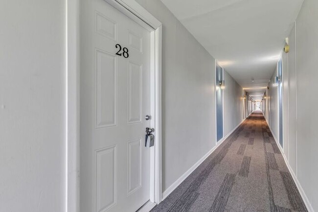 Building Photo - Remodeled 1 Bedroom Apartment!!! Walk to t...