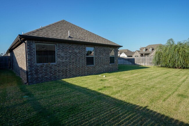 Building Photo - 3 Bed | 2 Bath in New Tulsa!