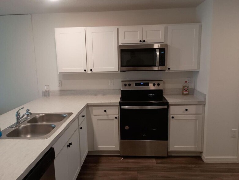 Building Photo - 357 SE Starfish Ave