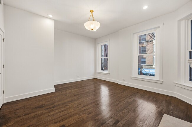 Building Photo - 2107 N Clark St