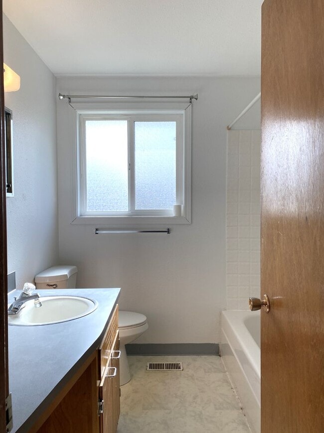 Building Photo - Goldendale Home for Rent