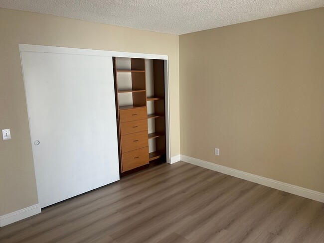 Building Photo - 956 N Sandalwood Ave