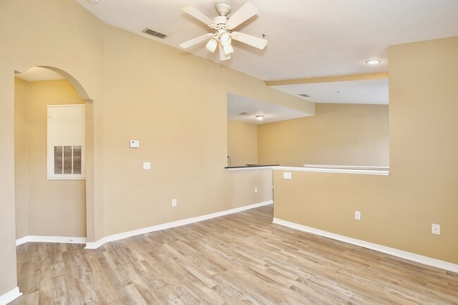 Building Photo - Charming 1/1 Spacious Condo Located in Cre...