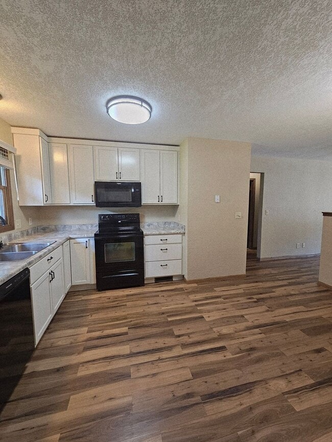 Building Photo - 2 BEDROOM | 1 BATH | SINGLE LEVEL | GARAGE...