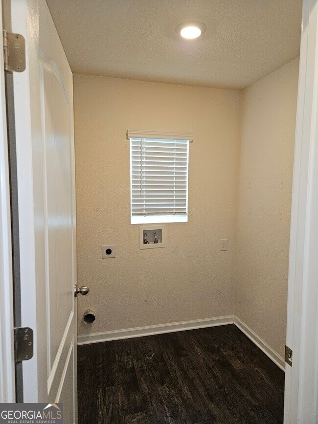 Building Photo - 137 Teakwood Dr