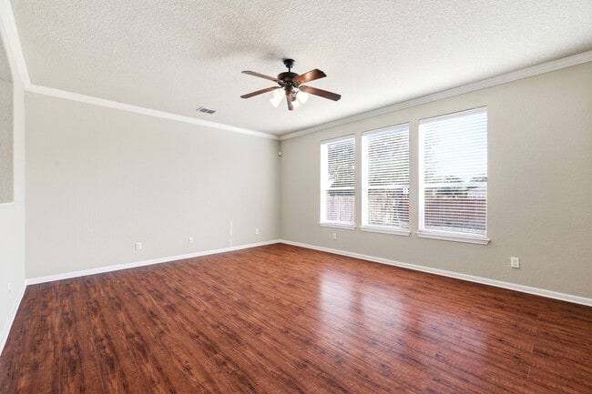 Building Photo - ***APPLICATION CURRENTLY UNDER REVIEW***Spacious Cul-de-sac home located close to Seaworld, Lackl...