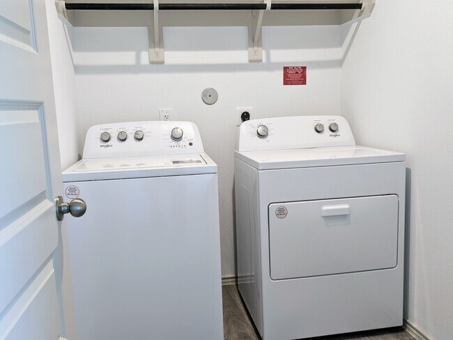 Building Photo - 7102 Sunset Crk Dr