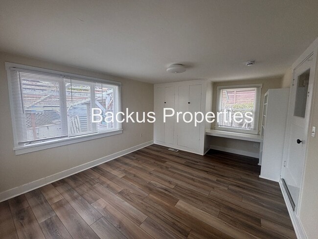 Building Photo - Three bedroom cottage less tha two blocks ...