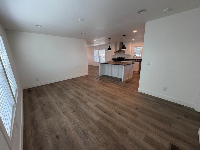 Building Photo - 501 E Ray Rd