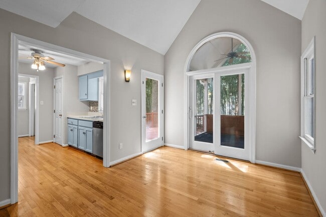 Building Photo - Inviting 3br house in Morrisville with woo...