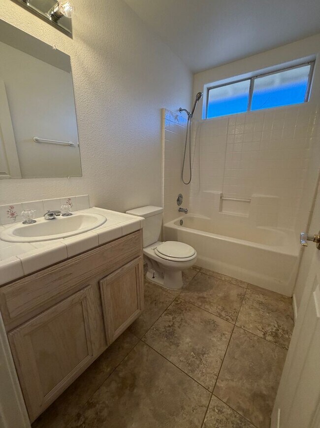 Building Photo - Centrally Located