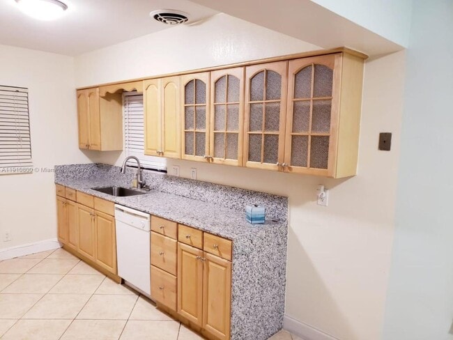 Building Photo - 1031 N 16th Ct