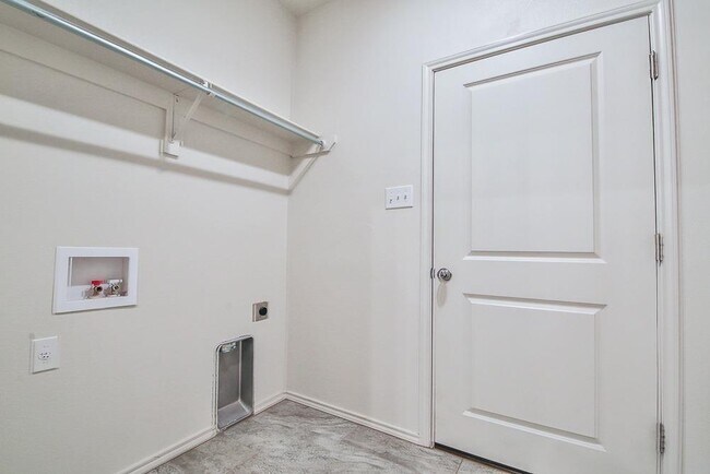Building Photo - 5636 Lehigh St