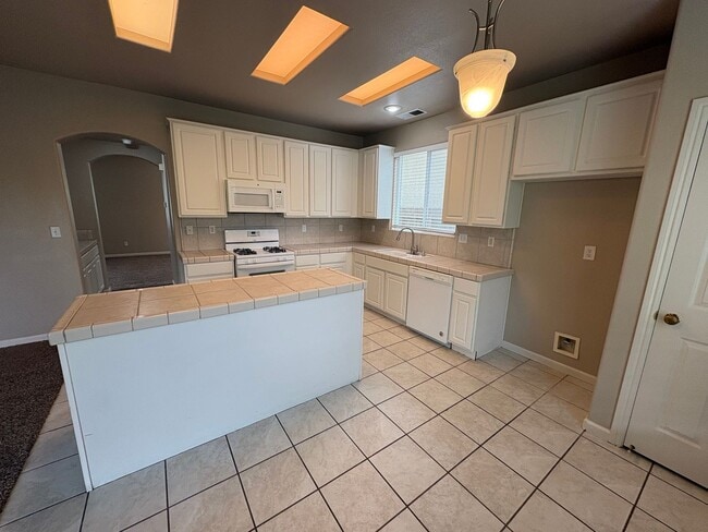 Building Photo - Spacious NW Visalia home Near Shopping Center Available Now!