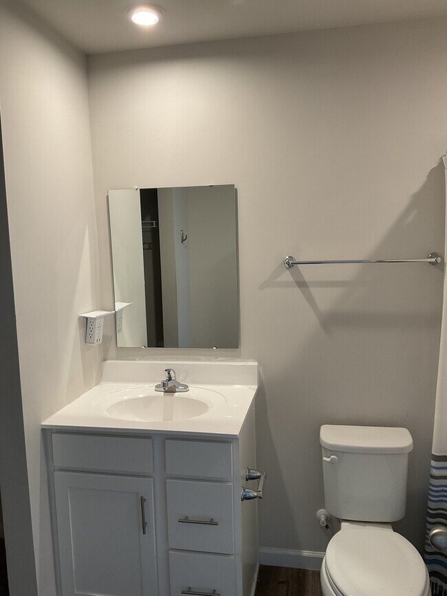 Building Photo - 3 bed, 2.5 bath end unit townhome!
