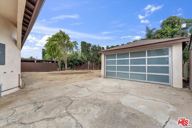 Building Photo - 6915 Encino Ave