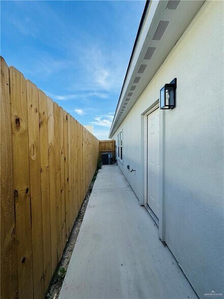 Building Photo - 1200 Country Club Dr