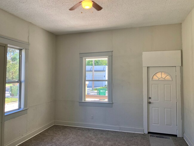 Building Photo - SPACIOUS 3 BEDROOM 1.5 BATHROOM APARTMENT ...