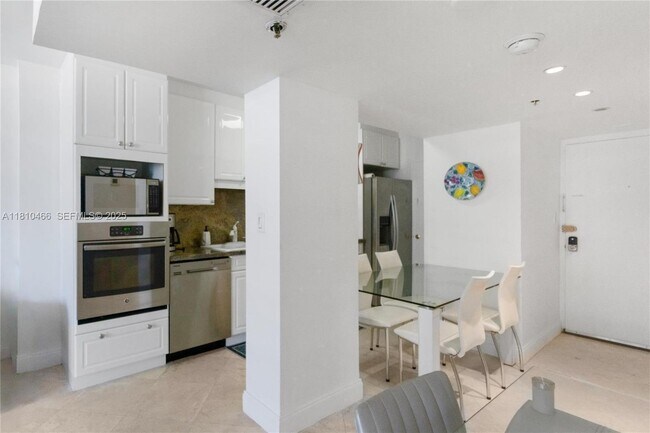 Building Photo - 100 Lincoln Rd