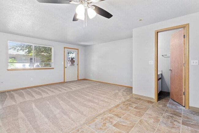 Building Photo - Large 2 bed 1.5bath townhouse with Garage