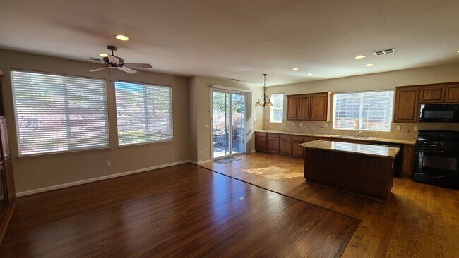 Building Photo - Single Story Sommerset Home!