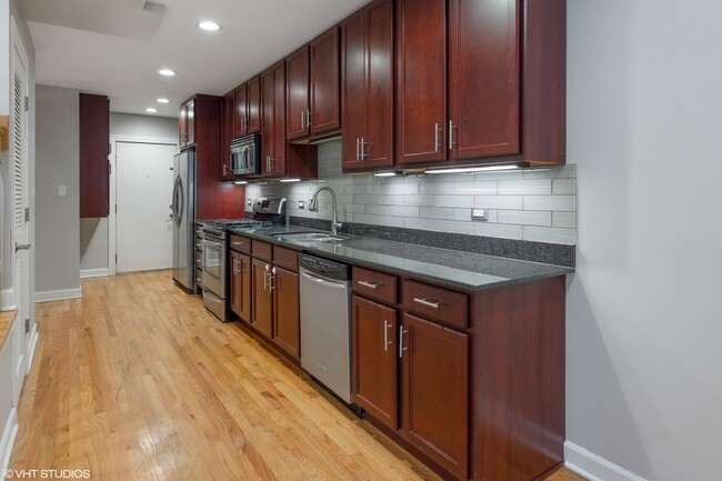 Kitchen - 5619 N Wayne Ave