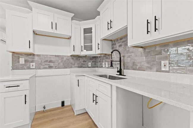 Building Photo - 2008 Oakwood Ave