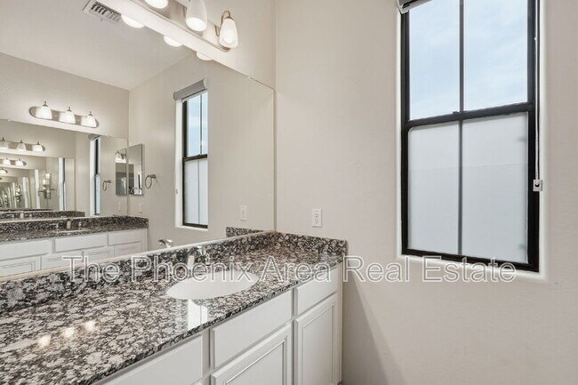 Building Photo - 2090 S Dorsey Ln