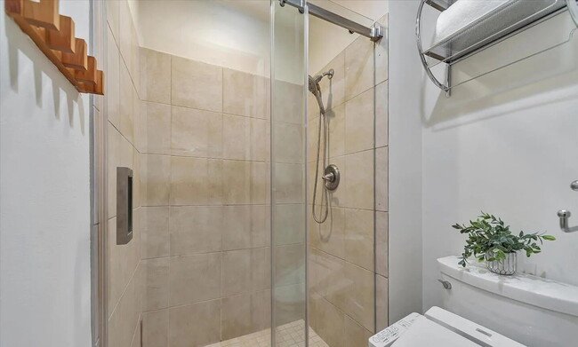 Building Photo - "Charming 1-Bedroom Oasis in the Heart of Brooklyn – Your Perfect Urban Retreat!"