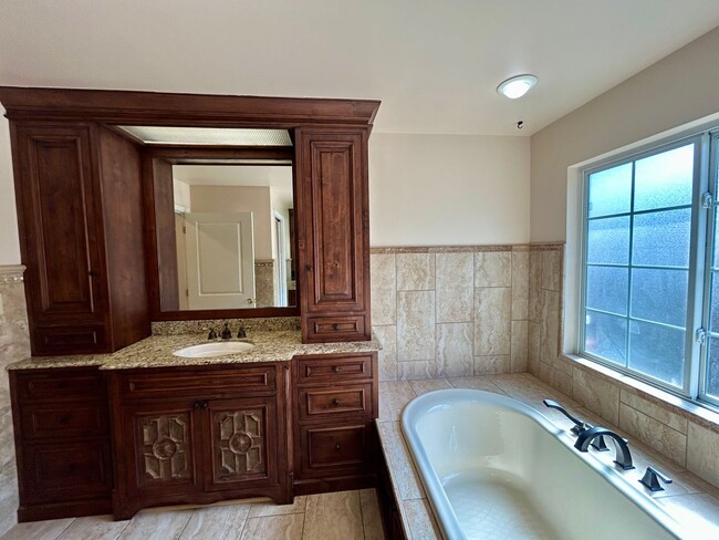 Building Photo - Absolutely gorgeous, remodeled home in beautiful location in Midtown Tulsa