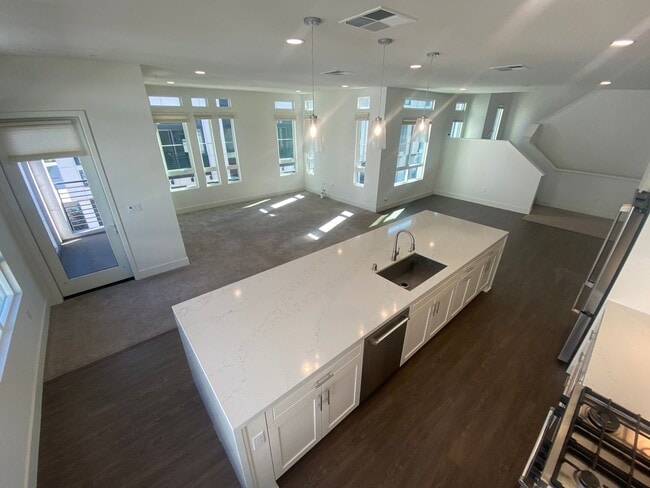 Building Photo - Modern Condo Living in the Heart of Alameda – Prime Location!