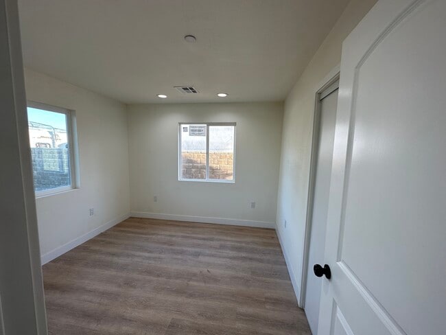 Building Photo - 10730 Crockett St