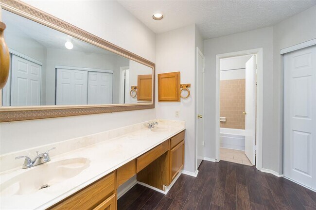 Building Photo - 2902 Laurelridge Dr