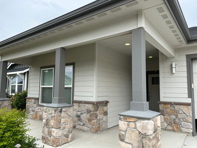 Building Photo - Beautiful Modern 3 Bedroom 2 Bathroom Home