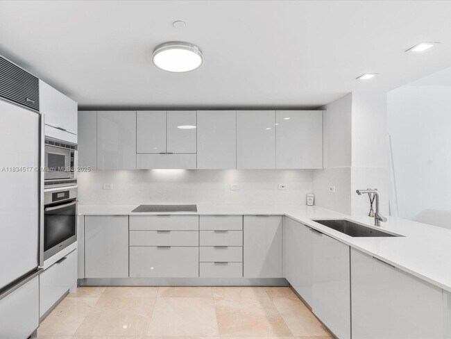 Building Photo - 6801 Collins Ave