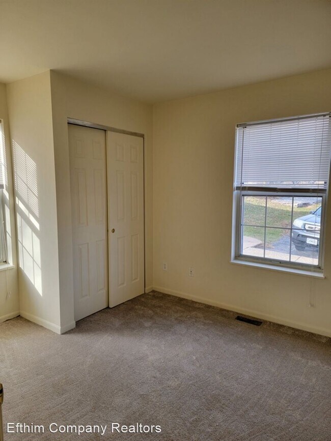 Building Photo - 2 br, 1 bath House - 97 Woodlake Ct. Unit E