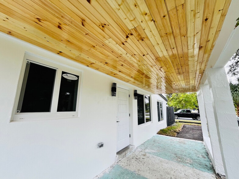 Building Photo - 1612 E River Dr