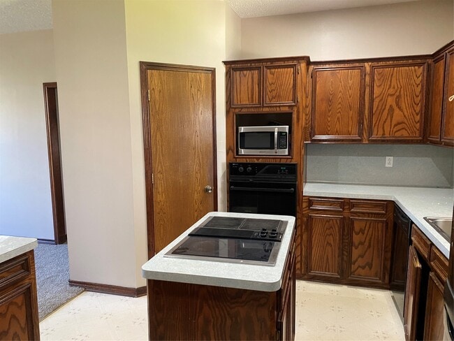 Building Photo - 301 Jansen Dr