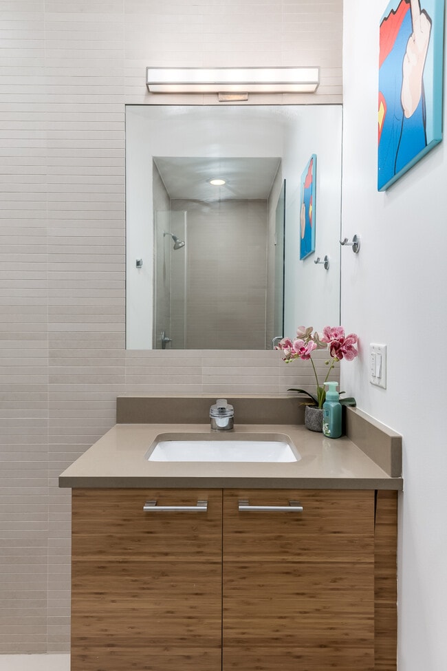 Building Photo - 922 N Hermitage Ave