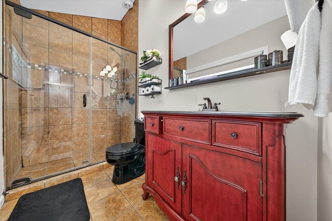Building Photo - Spacious 4 BR/2BA home corner-lot in Warwi...