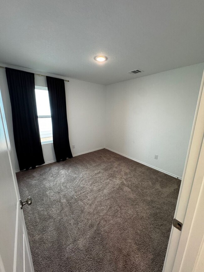 Building Photo - MOVE-IN SPECIAL! Modern 2024 New-Build with Open-Concept Living and Private Primary Suite in Wate...