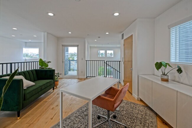 Building Photo - Custom, Modern & Spacious Tri-Level Home w...