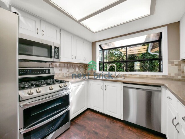 Building Photo - 5 Bed and 3 Bath Single-family Home Availa...