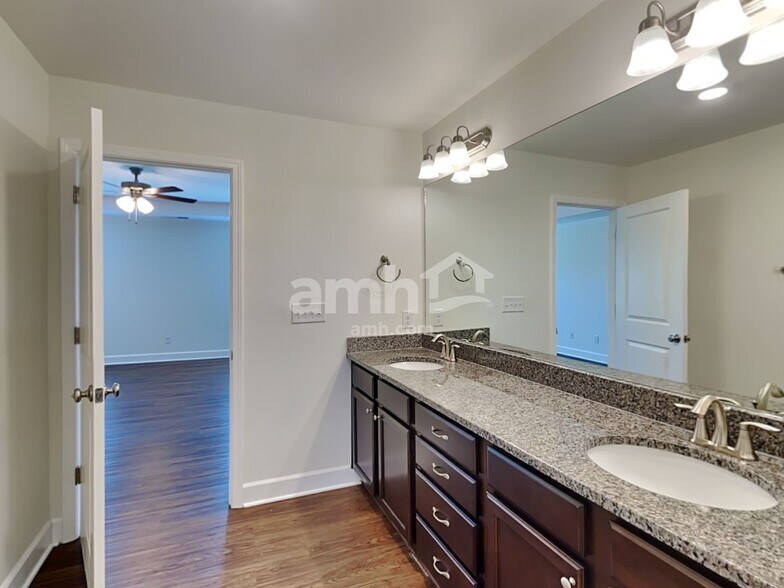 Building Photo - 5708 Lakemont Dr